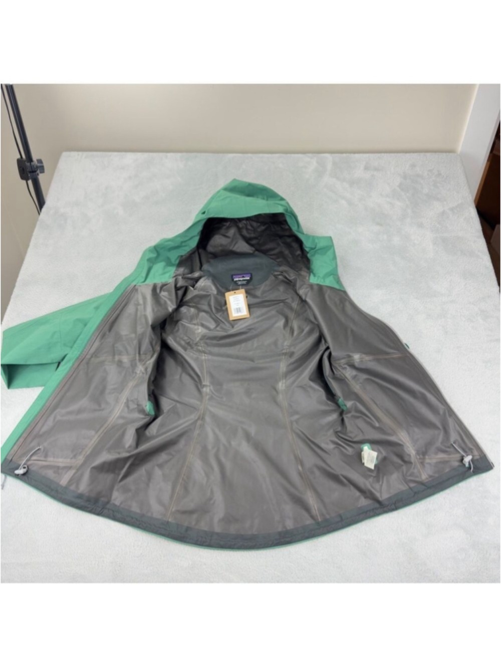 Patagonia NWT Women's Sz Small Calcite Gore-tex Green Jacket 84996 Style Number - Picture 6 of 16